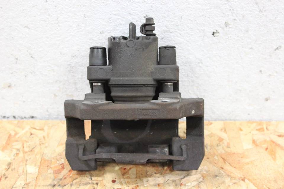 Pinza de freno trasera lado del pasajero BMW M703195 2004-2007 BMW SERIE 5 OEM Foto 4 de 4