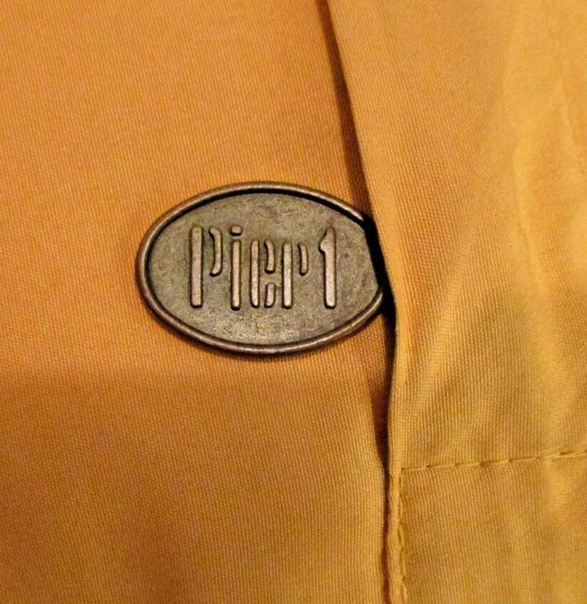 Juego de 2 de colección. Pier 1 Almohadas Bronceadas con Círculos Rojos 14x14 Boho Cottage (SKU# 2496) Foto 4 de 4