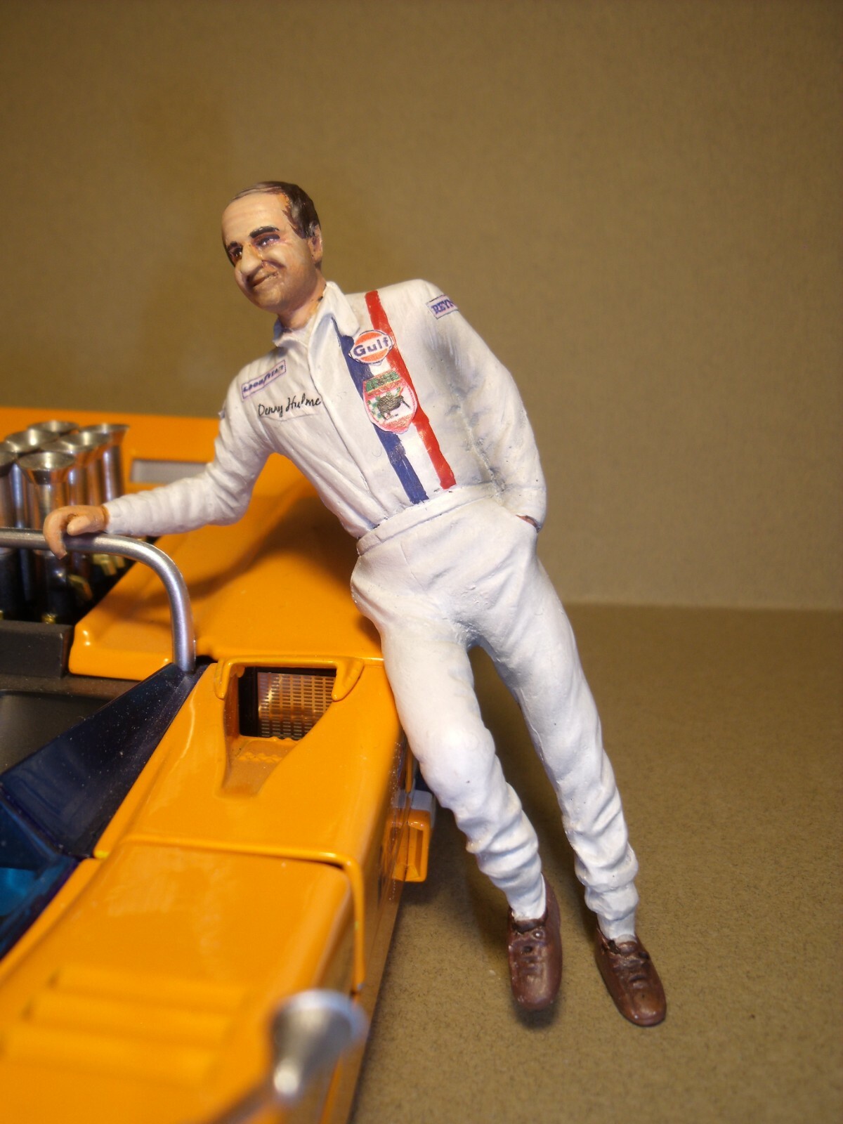Figurine 1/18 Denny Hulme Vroom miniature brute à peindre soi-même