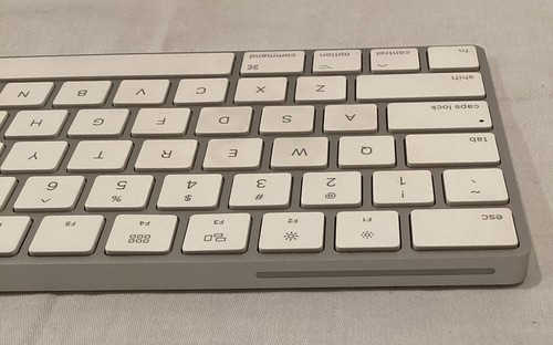 Apple Magic Keyboard-US A1644 White & Silver - Picture 7 of 8