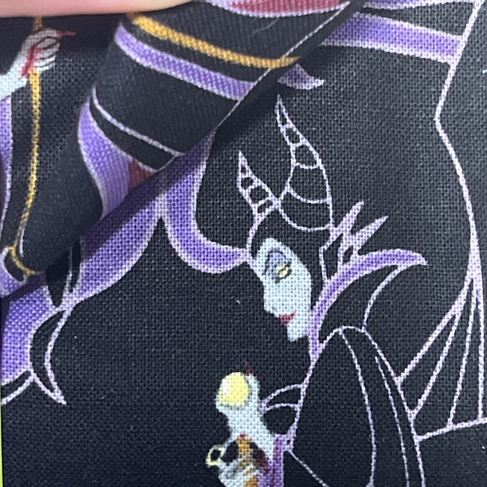 Tela de algodón con licencia de villanos de Disney de Maléfica 1 yarda x 43" negra/púrpura Foto 2 de 4