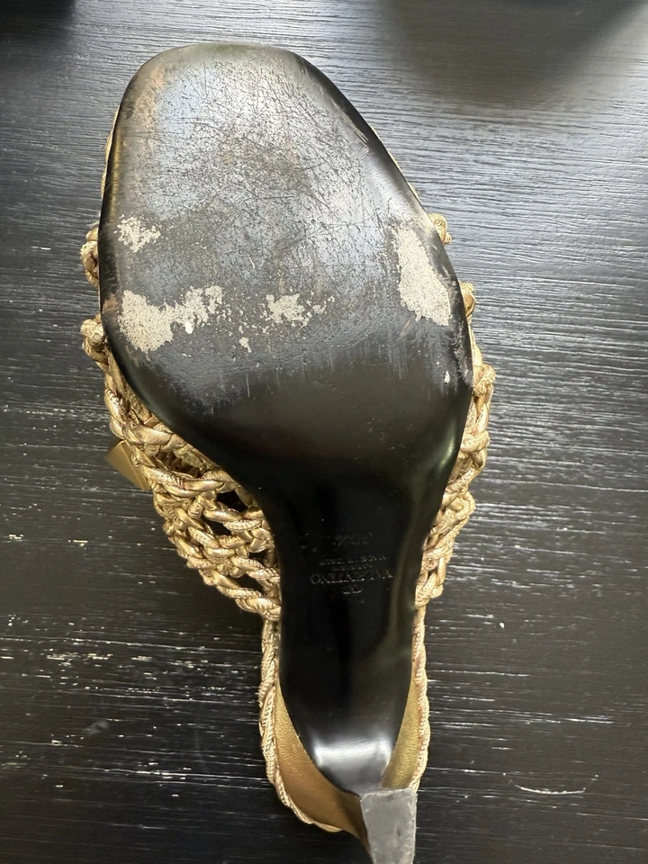 Zapatos Tacones Valentino Garavani Talla 6.5 Dorado Tejido Tachonado COMO ESTÁN Foto 4 de 4