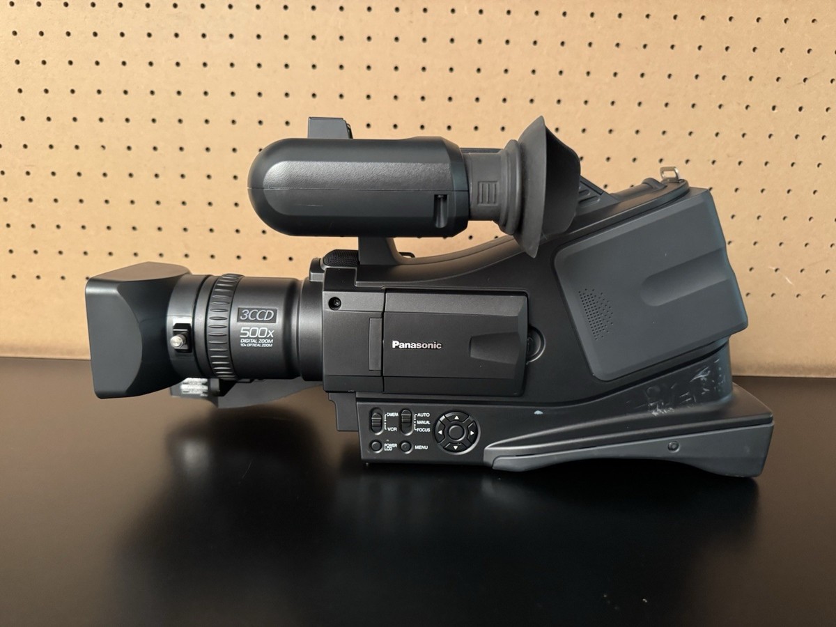 Panasonic AG-DVC20P 3CCD Mini DV Professional Camcorder - TESTED
