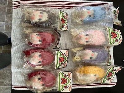 VTG!LOT OF 8 NIP DARICE DOLL HEADS AND HANDS AND 2 CROCHET PATTERN LEAFLETS
