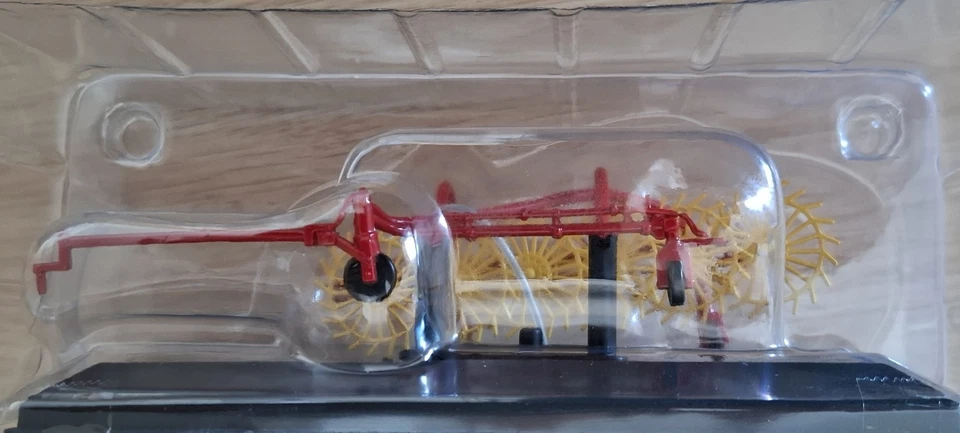 Hachette 1:43 - Iconic Tractors - Tedder-Raker - Image 3 of 3