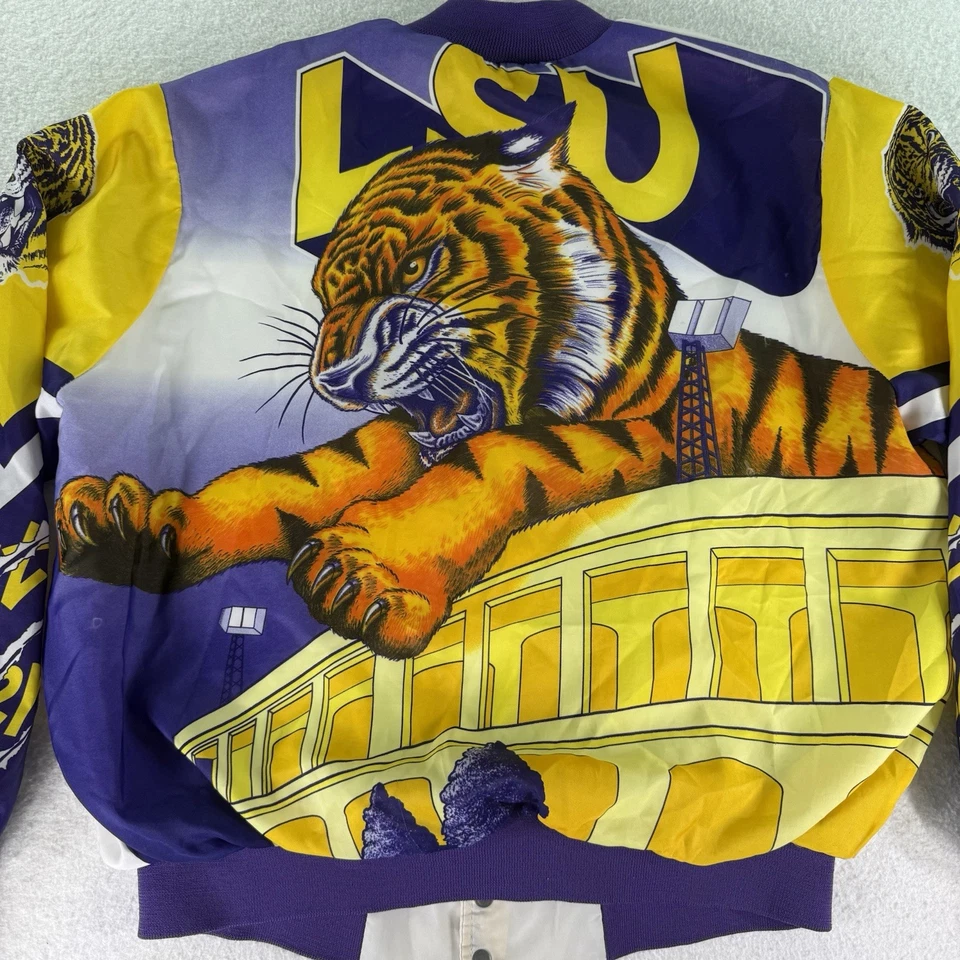 Chaqueta de bombardero grande vintage años 90 LSU Tigers Louisiana University AOP línea tiza Foto 3 de 4