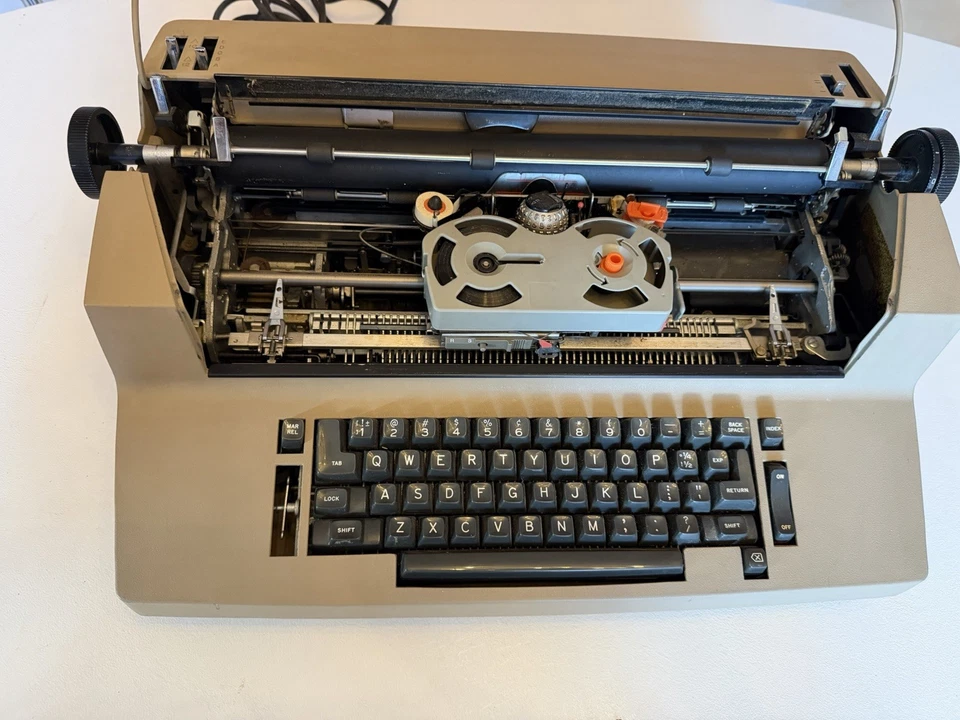 Máquina de escribir eléctrica IBM Correcting Selectric II Foto 4 de 4