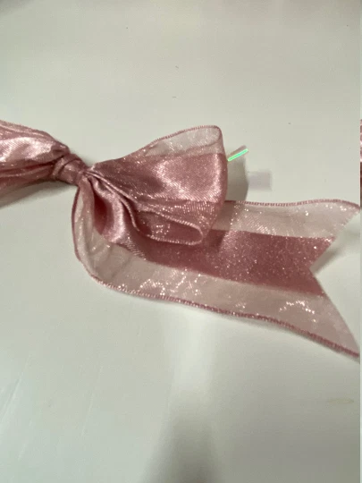 Juego de 48 lazos preatados torcidos corbata rosa oscuro arcos de malla satinada para regalos Foto 4 de 4