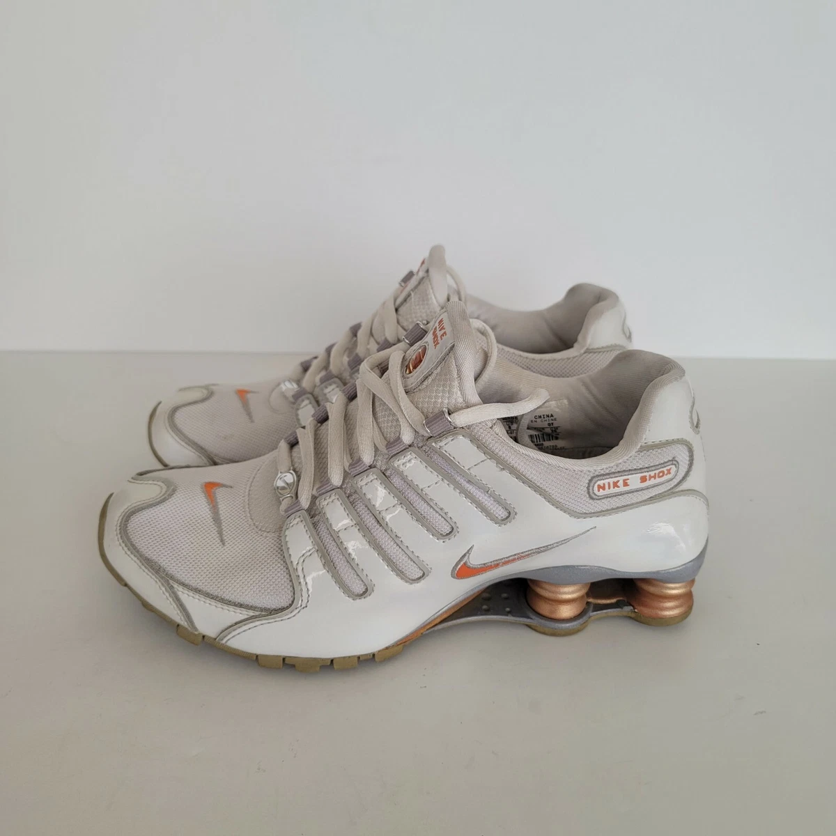 caligrafía Mona Lisa Muchas situaciones peligrosas Nike Shox Women's Sz 8 Metallic White Orange Running Shoes 309246-182 | eBay