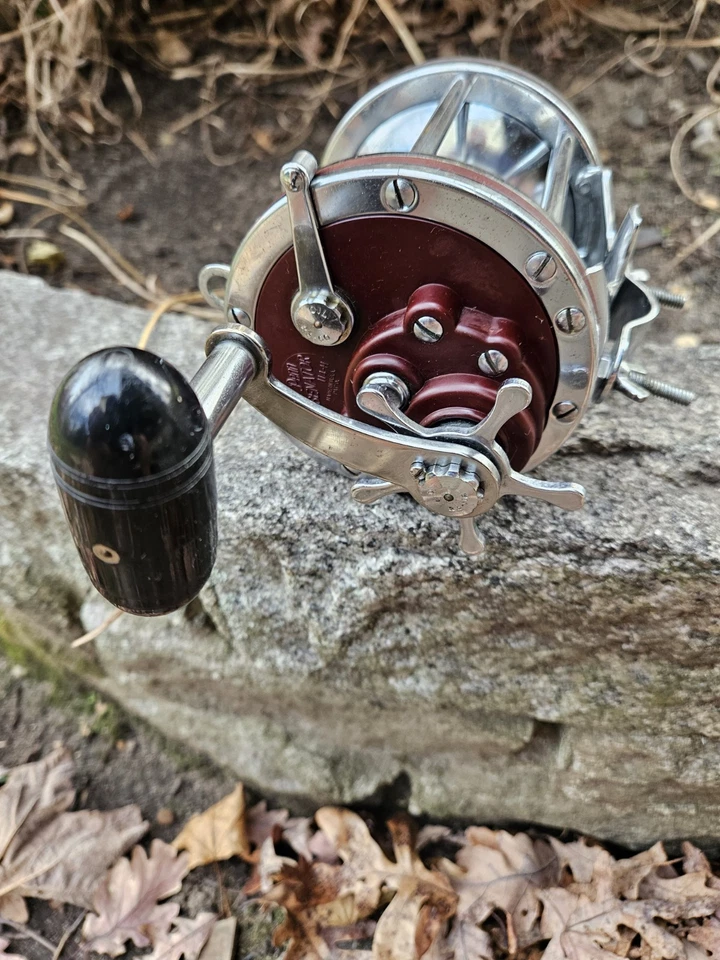 Carrete de colección Penn Senator 114H 6/0 Big Game EE. UU. granate con abrazadera de varilla Foto 4 de 4