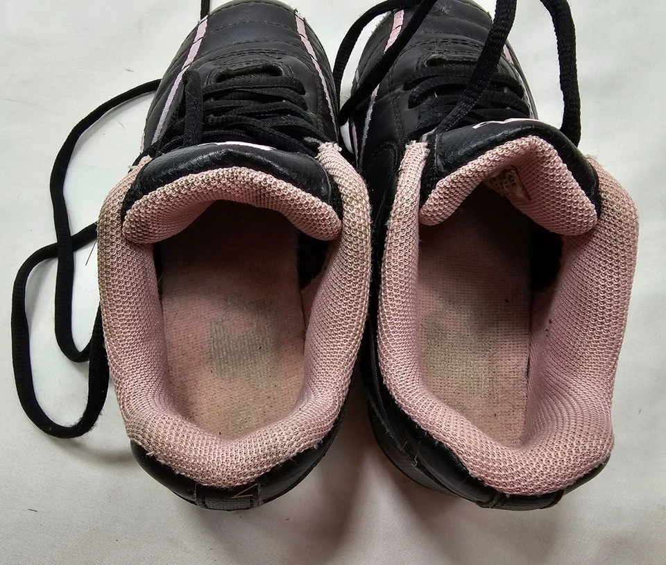 Botines de fútbol para niñas jóvenes rosa y negro talla 12 Foto 2 de 4