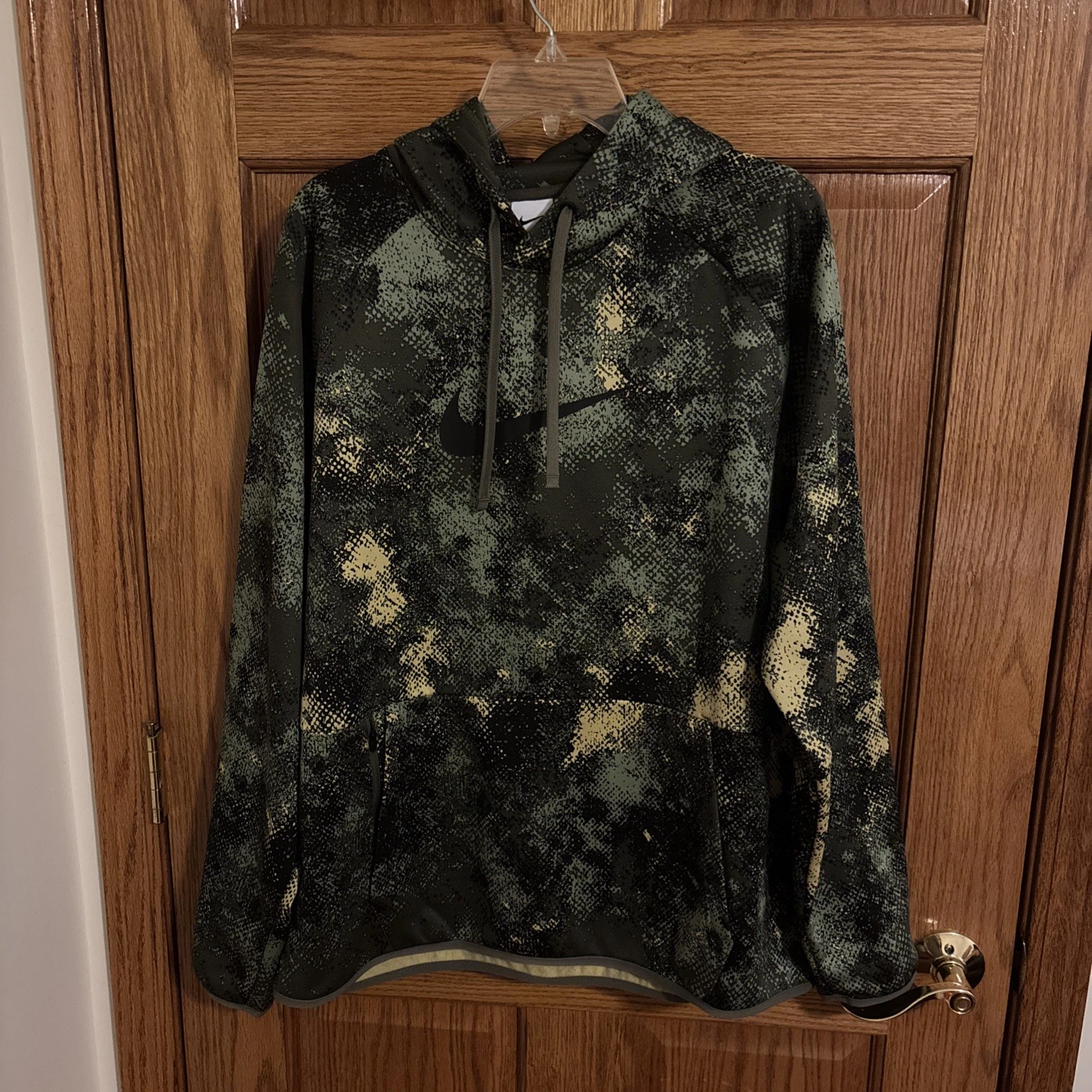 NWT Nike Men’s Therma-FIT Camo Pullover Hoodie Size Large Oilgreen/black
Opens in a new window or ta