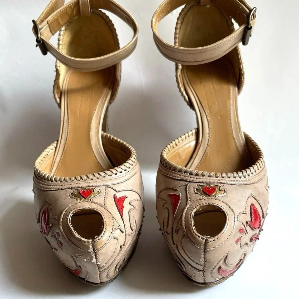 Alexander McQueen Couro Peep Toe Salto Plataforma Recorte Coração Vermelho 36 Usado Raro - Imagem 4 de 4