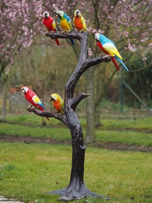 Bronzeskulptur Baum mit bunten Papageien