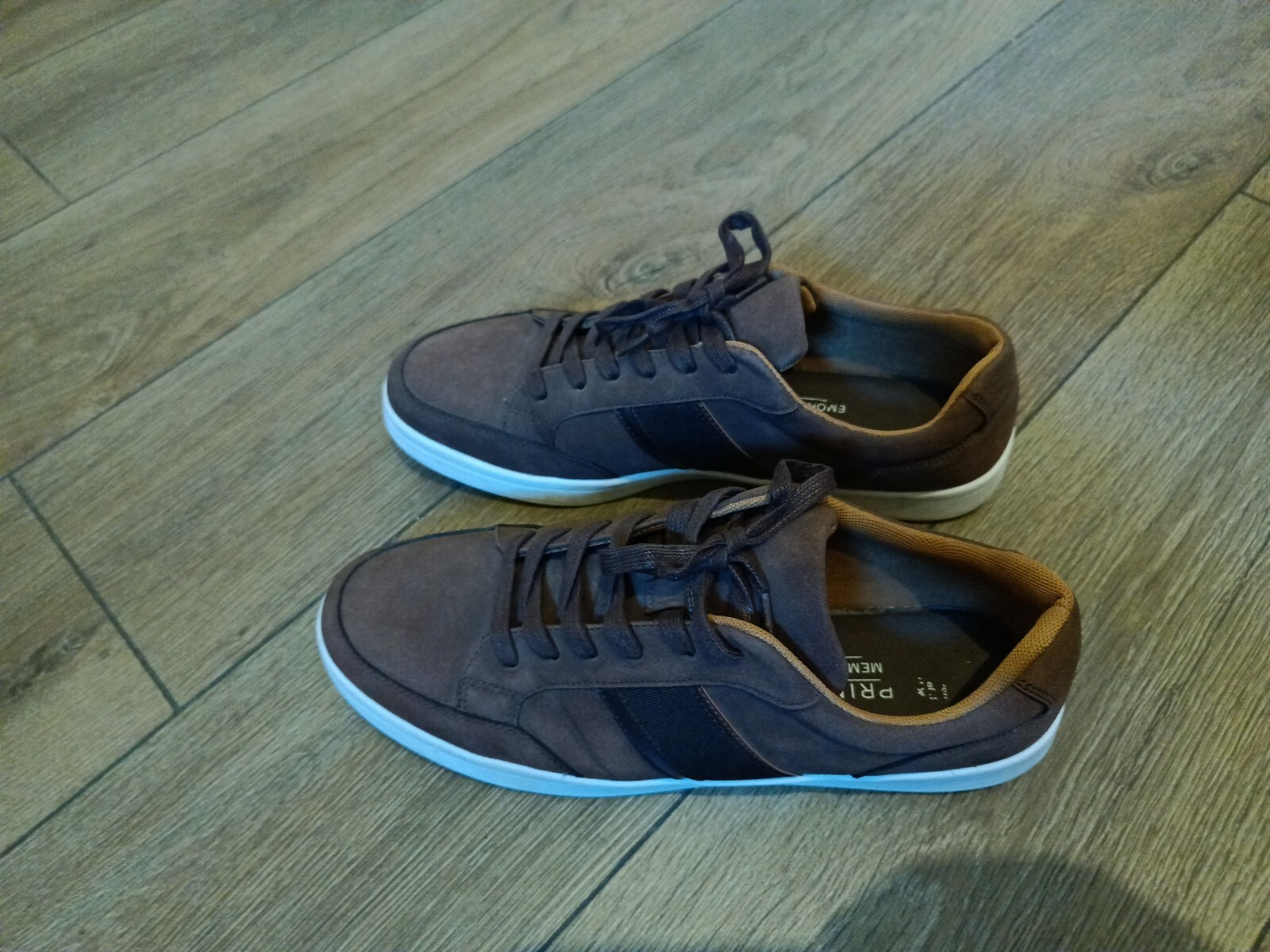 Men sneakers size 9 image 3