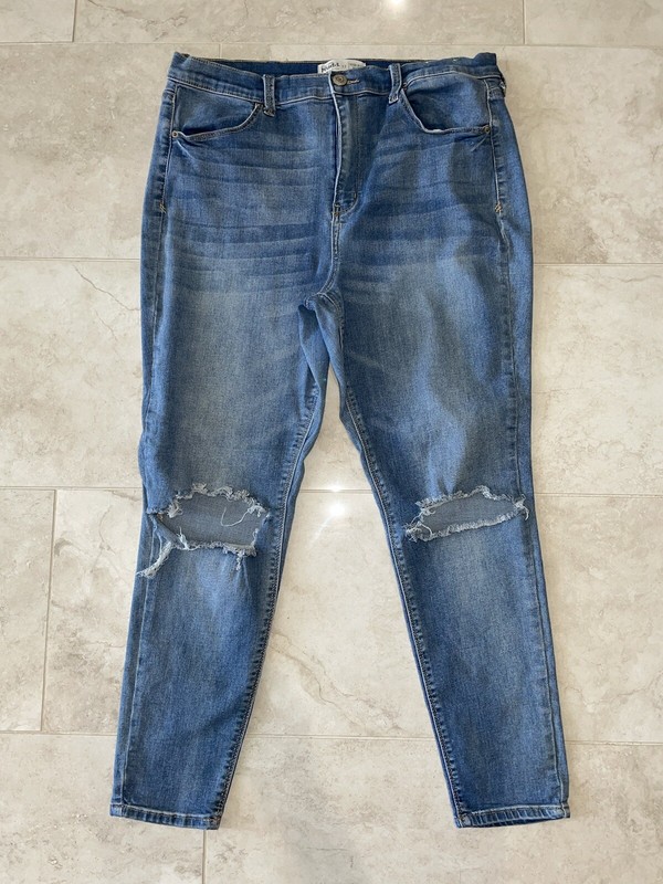 Women's Mudd FLX Stretch Hi-Rise Ankle Jegging ~ Size 17 Deconstructed At Knees