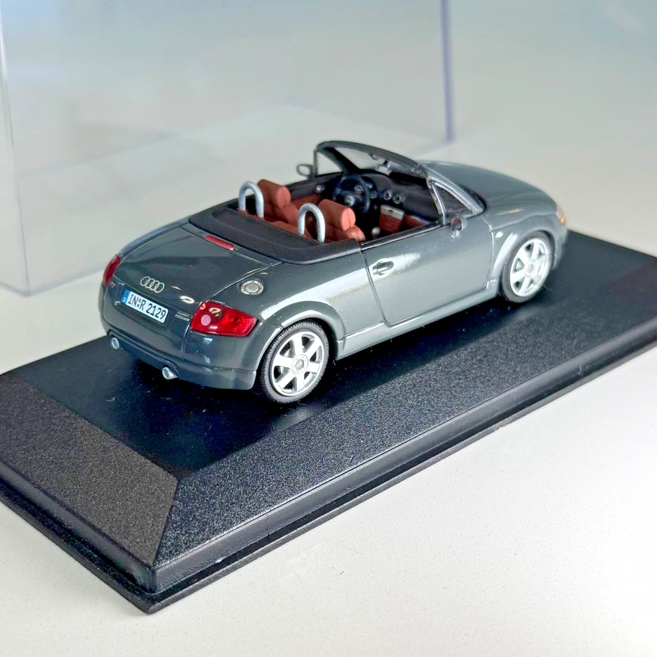 Minichamps 1:43 Audi TT Roadster (2000) - Gris sobre béisbol, fundido a presión, caja Foto 2 de 4