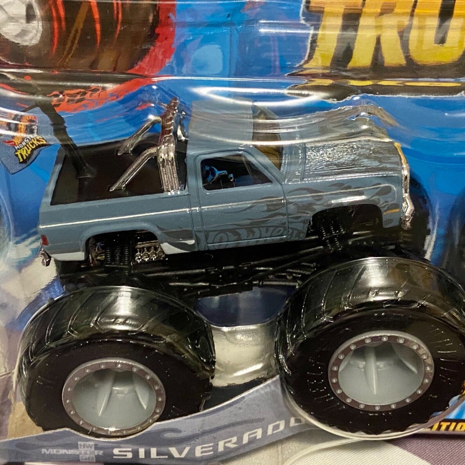 Hot Wheels Monster Trucks 1:64 Scale Demolition Doubles Silverado vs F150  Raptor, 1 - Metro Market