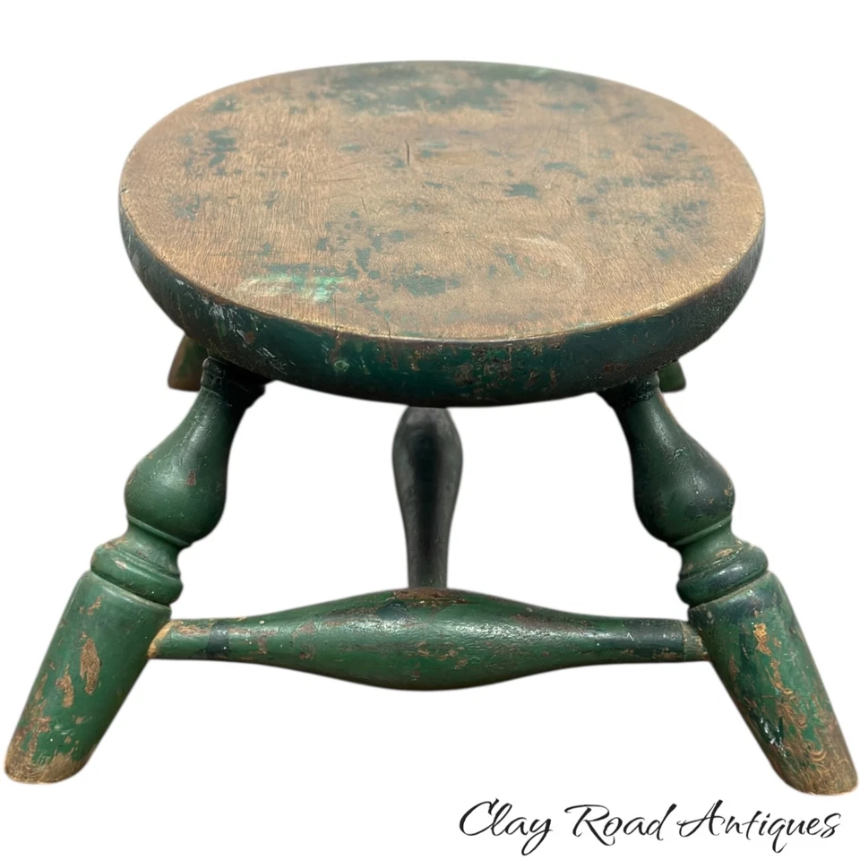 Antiguo reposapiés Windsor pintura verde antigua primitiva patas extendidas estilo torneado Foto 3 de 4