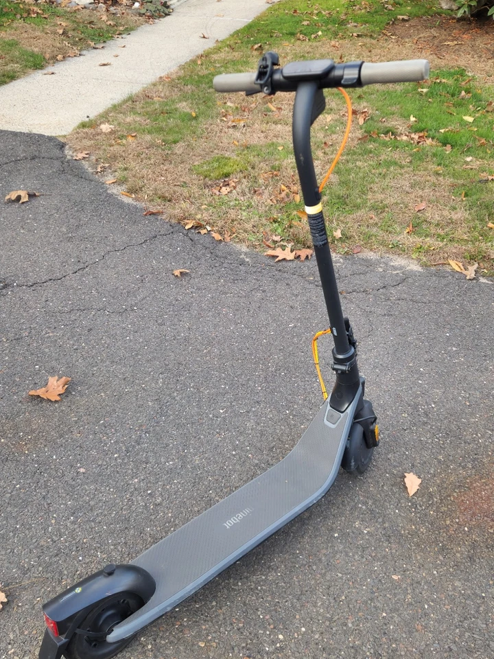 Segway Ninebot E2 Plus Elektroroller 15,5 Mi Reichweite, 15 MPH - Bild 4 von 4