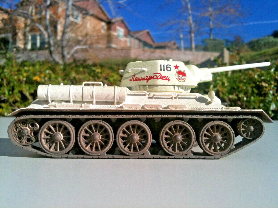 Corgi Tank T-34/76 Med Tank -30th Guards Tank Brig., Leningrad 1944 1:50 Scale - Image 3 of 4