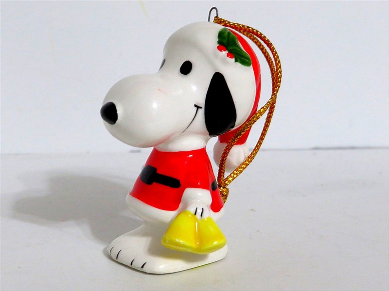SNOOPY PEANUTS CHARLIE BROWN DETERMINED 1975 SERIES CERAMIC CHRISTMAS ORNAMENT 