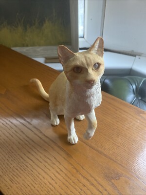 Leonardo Collection Figur Ingwer und weiße Katze sitzend mit Pfote hoch