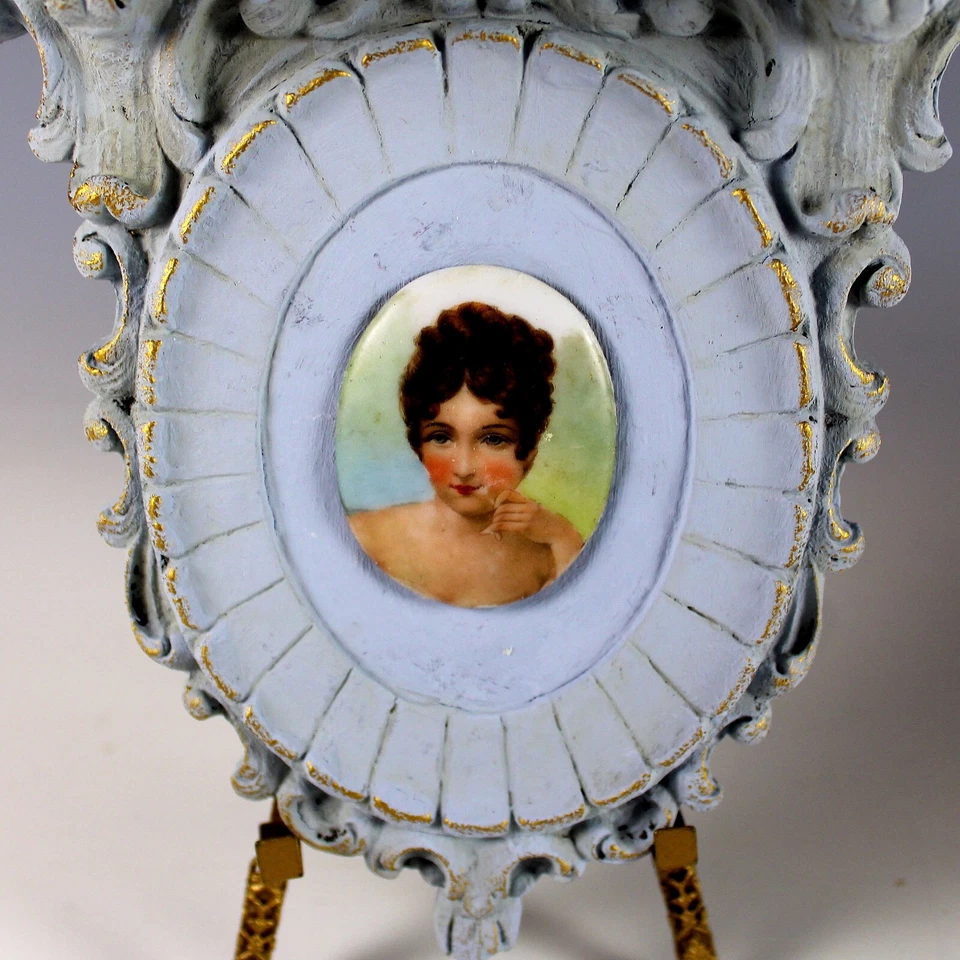 Par de estantes antiguos de exhibición de pintura Chippy, apliques con miniaturas Foto 3 de 4