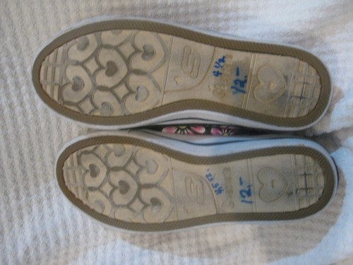 Skechers Kinder Größe 4,5 schwarz Peace Love Nieten Zehen Turnschuhe - Bild 6 von 7