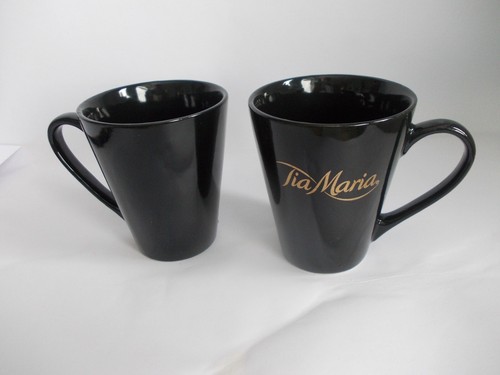 Par de tazas de café cónicas de cerámica negra con logotipo de Tia Maria - Imagen 2 de 5