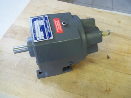 NEW  BOSTON GEAR STRAIGHT REDUCER RATIO: 25.56:1 / 832B25S 
