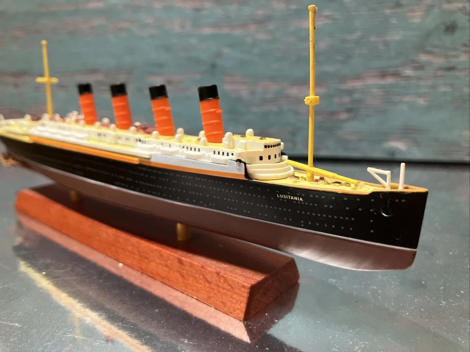 1:1250 RMS Lusitania Ocean Liner Model – Display Stand–Historic Collectible Ship - Image 4 of 4