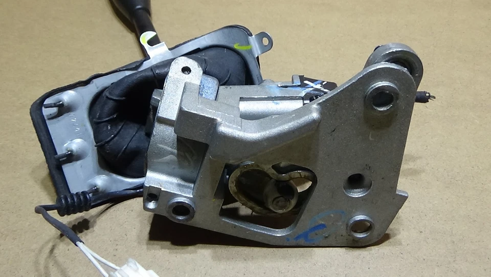 2001-2006 Toyota Tundra Sequoia Gear Shifter Lever Assembly - Image 2 of 4