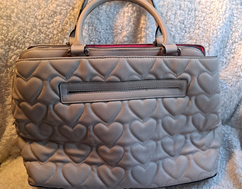 Precioso bolso de mano Betsey Johnson con lazo estructurado corazones bordados topo para damas Foto 2 de 4