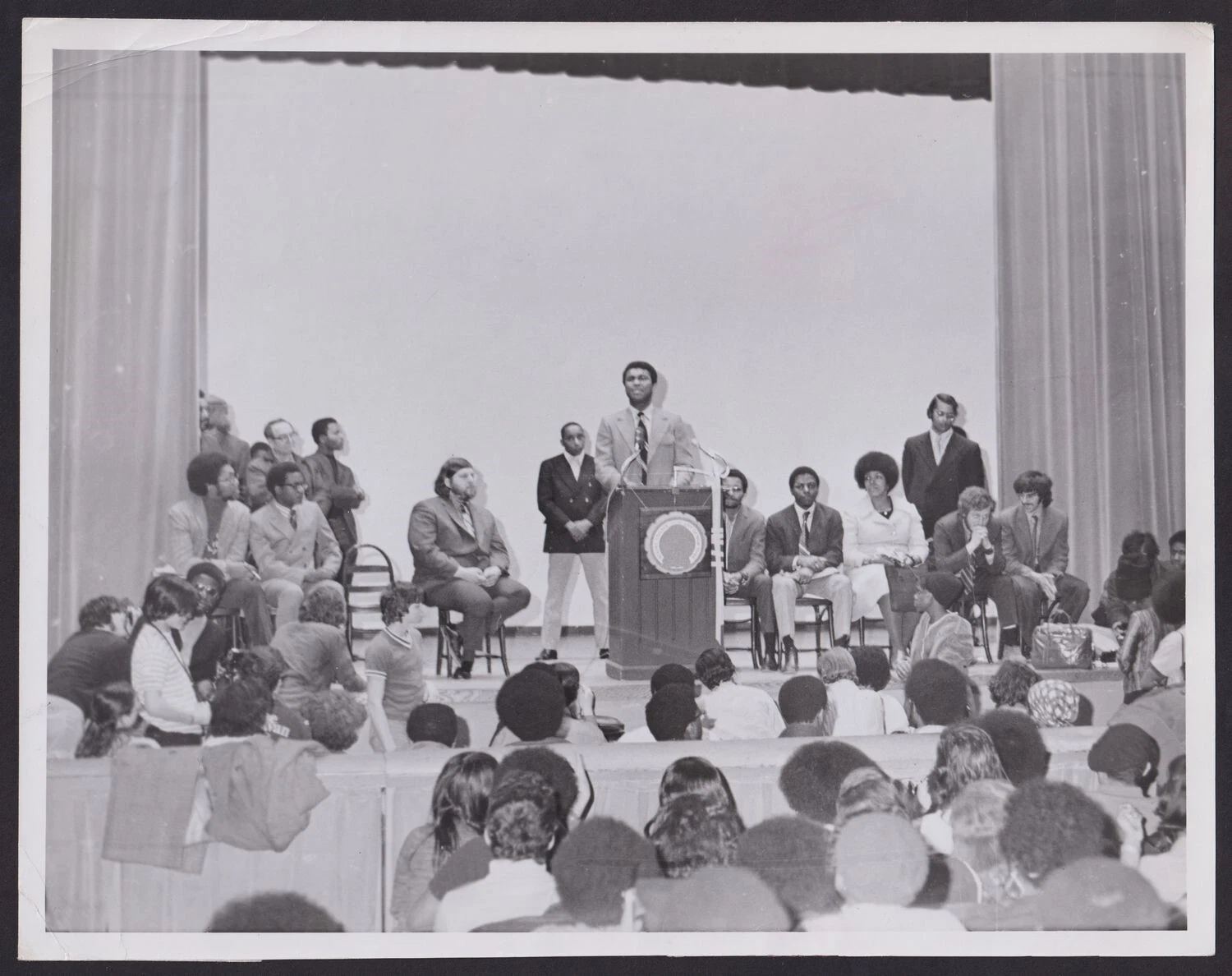 1971年 モハメド・アリ 「クイーンズカレッジでの記者会見」レアヴィンテージ写真 - 画像1/2