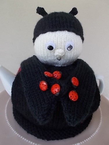 TEA POT COSY - HAND KNITTED "LADY BUG" TEA COSY. (COSIE - COZIE). - Picture 2 of 4