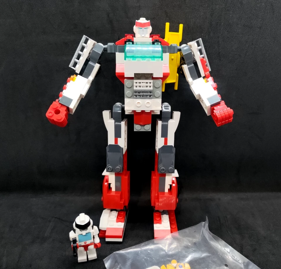 KRE-O Transformers - Create It - 2 In 1 Ambulance or Robot Set 30662 - Image 4 of 4