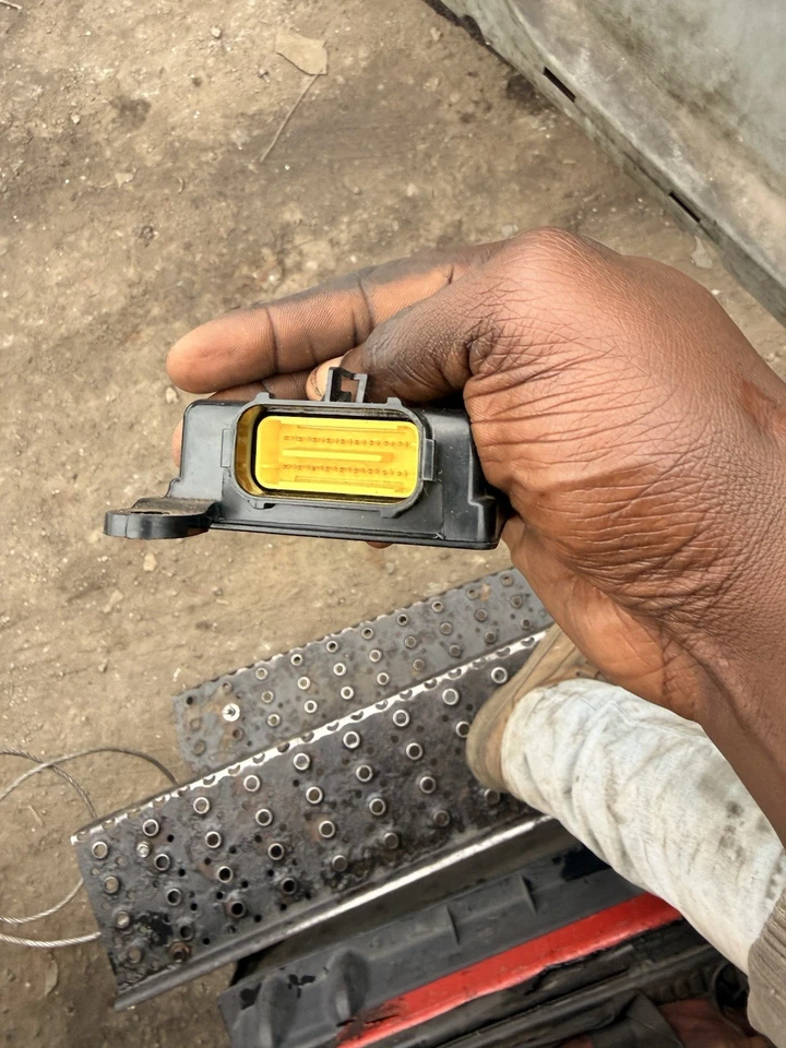 2006-2008 TITAN PATHFINDER ARMADA RIGHT PASSENGER FRONT SEAT MODULE 28077845 - Image 3 of 4