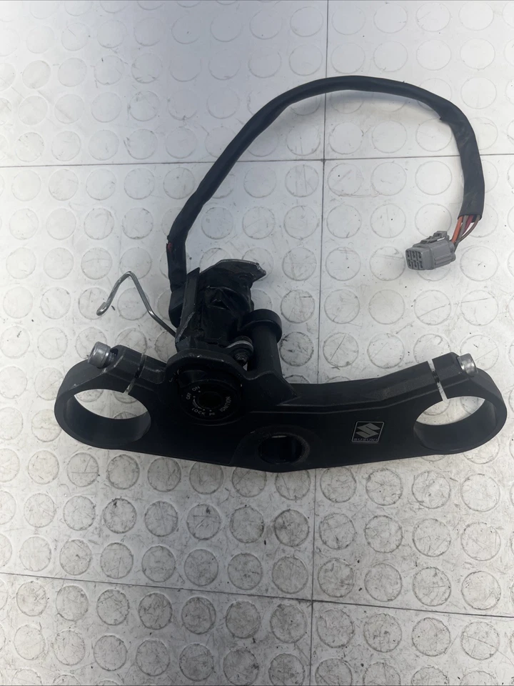 2007-2008 SUZUKI GSXR 1000 OEM USED UPPER TRIPLE TREE WITH IGNITION NO KEY - Image 4 of 4