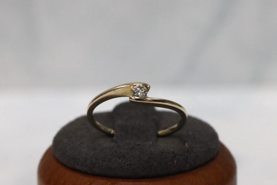 Anillo de derivación solitario de oro amarillo de 9 quilates - talla L1/2 - sello del Reino Unido Foto 3 de 4