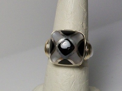 SIGNED ERIC GROSSBARDT STERLING & 18K GOLD ONYX & MOTHER OF PEARL RING SIZE 7
