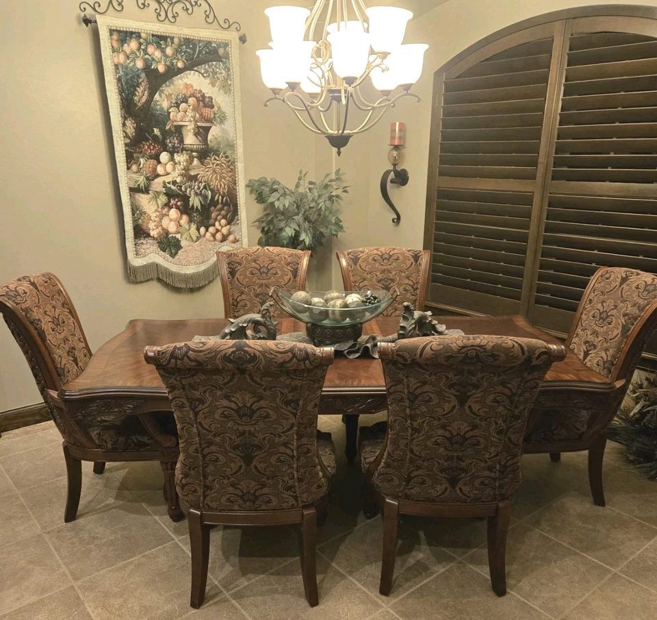 MESA DE COMEDOR FORMAL CEREZA MARRÓN 7 PIEZAS Y 6 SILLAS INTRINCADAS A JUEGO  Foto 4 de 4