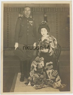 Original Japanese Army Photo Officer and Wife Golden Kite Medal 1942 J50