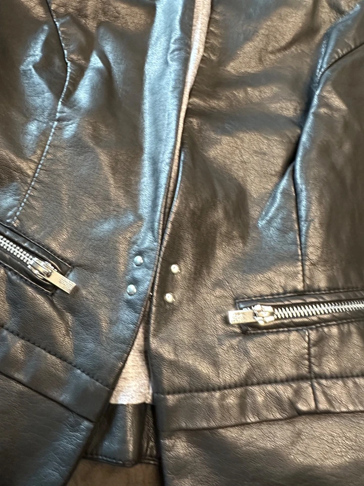 JAQUETA MOTO WILSONS COURO SINTÉTICO PRETA REBITE FEMININA M GRUNGE MOTOCICLISTA GÓTICO NOVA COM ETIQUETAS - Imagem 4 de 4