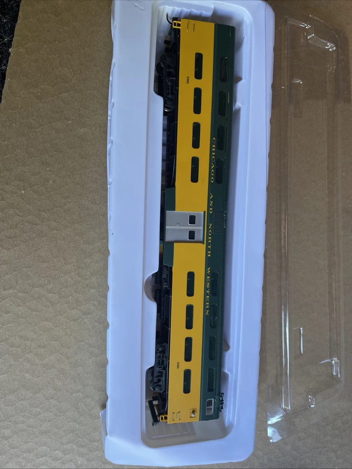 HO WALTHERS 932-6261 PS DD COMMUTER CAB CAR CHICAGO & NORTH WESTERN CNW - Image 3 of 3