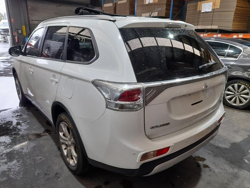 MITSUBISHI OUTLANDER RIGHT TAILLIGHT IN BODY, ZJ, 10/12-03/15 - Picture 3 of 12