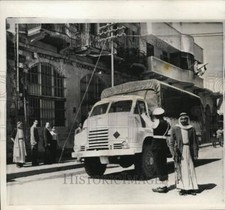 1957 Press Photo Egyptian Policeman directs Traffic With An Arab Sentry in Gaza