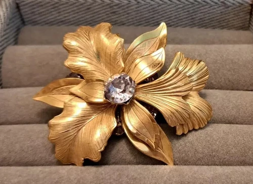 MIRIAM HASKELL RHINESTONE CENTER GOLD TONE FLORAL 2" BROOCH PIN SIGNED #697