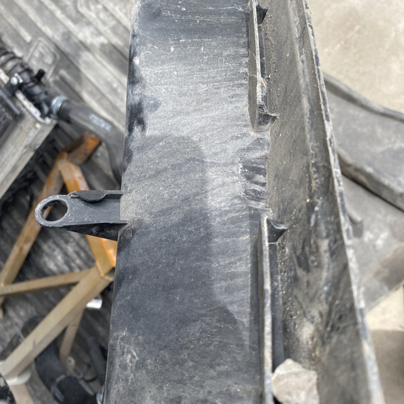 2014 2015 Audi R8 V8 Front Right Radiator Support Rail Hose Bracket Mount Duct