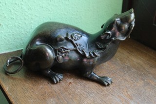Antigua figura de bronce rata Asia China Japón